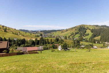Dağlık Karpatlar 'da bir yerleşim yerindeki binalar.
