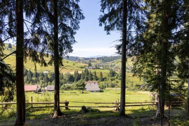 Dağlık Karpatlar 'da bir yerleşim yerindeki binalar.