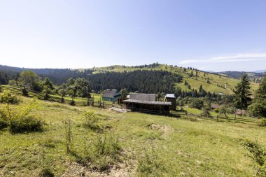 Dağlık Karpatlar 'da bir yerleşim yerindeki binalar.