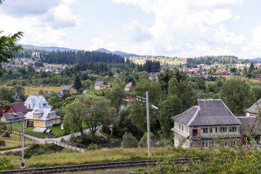 Dağlık Karpatlar 'da bir yerleşim yerindeki binalar.