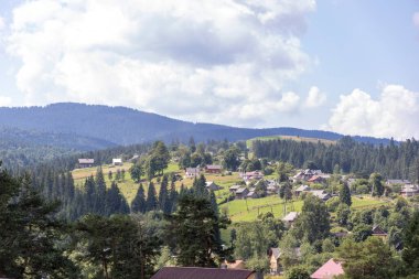 Dağlık Karpatlar 'da bir yerleşim yerindeki binalar.