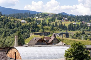 Dağlık Karpatlar 'da bir yerleşim yerindeki binalar.