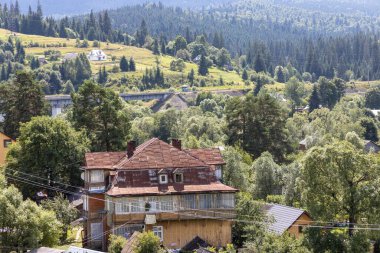 Dağlık Karpatlar 'da bir yerleşim yerindeki binalar.