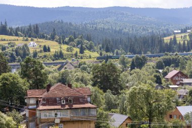 Dağlık Karpatlar 'da bir yerleşim yerindeki binalar.