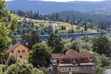 Dağlık Karpatlar 'da bir yerleşim yerindeki binalar.