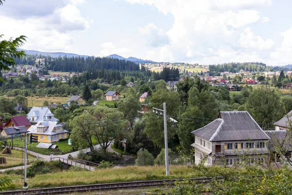 Dağlık Karpatlar 'da bir yerleşim yerindeki binalar.