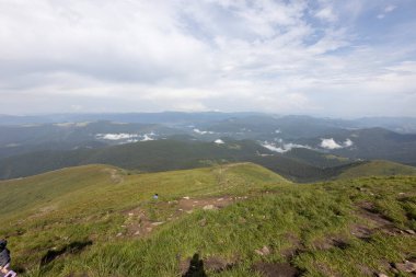 Bir yaz günü Ukrayna Karpatları 'nda dağ panoraması.