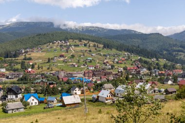 Dağlık Karpatlar 'da bir yerleşim yerindeki binalar.