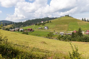 Dağlık Karpatlar 'da bir yerleşim yerindeki binalar.