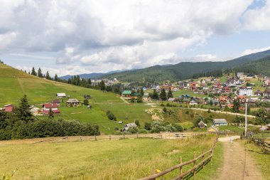 Dağlık Karpatlar 'da bir yerleşim yerindeki binalar.
