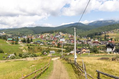 Bir yaz günü Ukrayna Karpatları 'nda toprak dağ yolu.