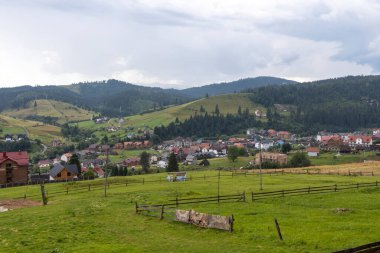 Dağlık Karpatlar 'da bir yerleşim yerindeki binalar.