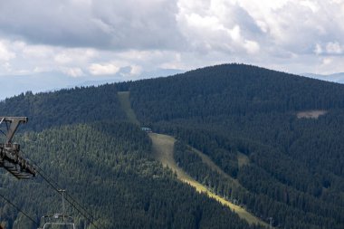 Güneşli bir yaz gününde Ukrayna Karpatları 'nda dağ panoraması.