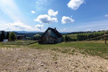 Dağlık Karpatlar 'da bir yerleşim yerindeki binalar.
