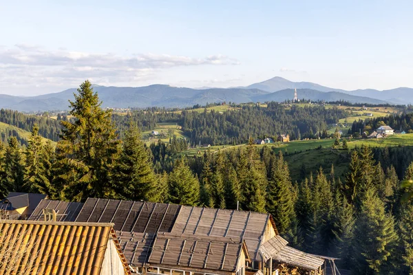 Bir yaz günü Ukrayna Karpatları 'nda dağ panoraması.