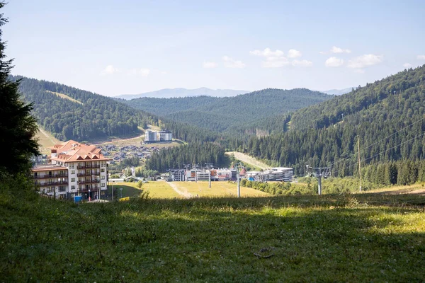 Bir yaz günü Ukrayna Karpatları 'nda dağ panoraması.