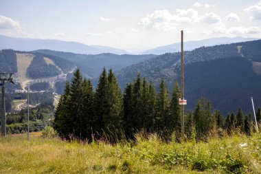 Bir yaz günü Ukrayna Karpatları 'nda dağ panoraması.