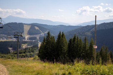 Bir yaz günü Ukrayna Karpatları 'nda dağ panoraması.