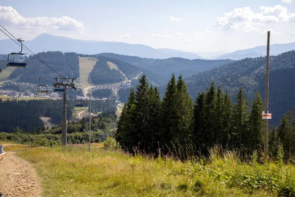 Bir yaz günü Ukrayna Karpatları 'nda dağ panoraması.