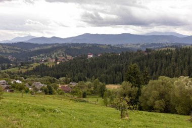Bir yaz günü Ukrayna Karpatları 'nda dağ panoraması.