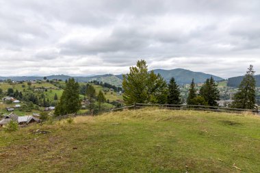 Bir yaz günü Ukrayna Karpatları 'nda dağ panoraması.