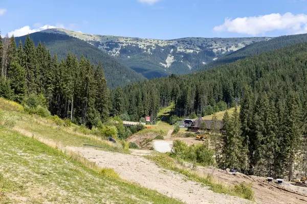Bir yaz günü Ukrayna Karpatları 'nda dağ panoraması.