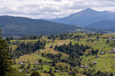 Bir yaz günü Ukrayna Karpatları 'nda dağ panoraması.