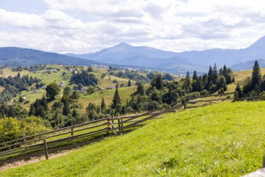 Bir yaz günü Ukrayna Karpatları 'nda dağ panoraması.