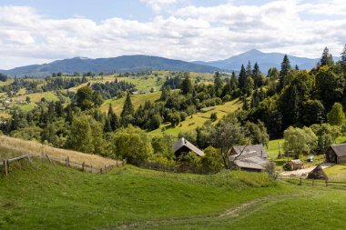 Dağlık Karpatlar 'da bir yerleşim yerindeki binalar.