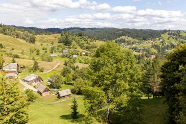 Dağlık Karpatlar 'da bir yerleşim yerindeki binalar.