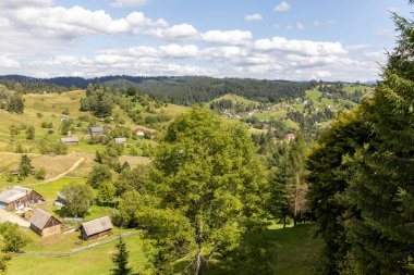 Dağlık Karpatlar 'da bir yerleşim yerindeki binalar.