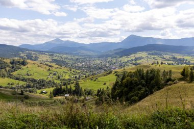 Bir yaz günü Ukrayna Karpatları 'nda dağ panoraması.