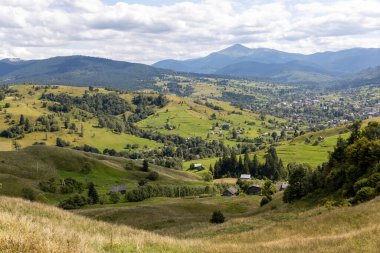 Bir yaz günü Ukrayna Karpatları 'nda dağ panoraması.