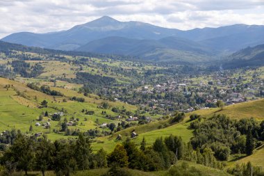 Bir yaz günü Ukrayna Karpatları 'nda dağ panoraması.