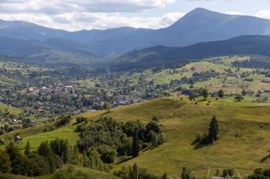 Bir yaz günü Ukrayna Karpatları 'nda dağ panoraması.