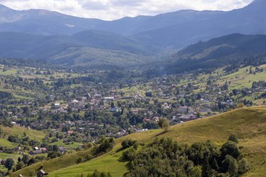 Bir yaz günü Ukrayna Karpatları 'nda dağ panoraması.