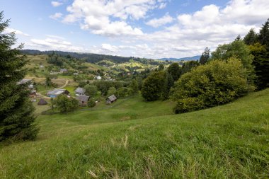 Bir yaz günü Ukrayna Karpatları 'nda dağ panoraması.