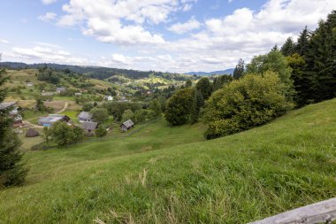 Bir yaz günü Ukrayna Karpatları 'nda dağ panoraması.