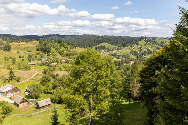 Dağlık Karpatlar 'da bir yerleşim yerindeki binalar.