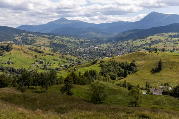Bir yaz günü Ukrayna Karpatları 'nda dağ panoraması.