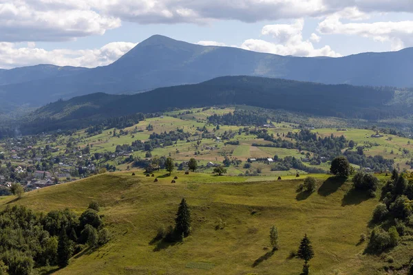 Bir yaz günü Ukrayna Karpatları 'nda dağ panoraması.