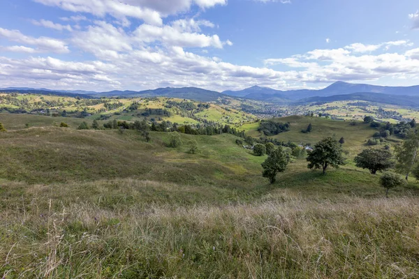 Bir yaz günü Ukrayna Karpatları 'nda dağ panoraması.
