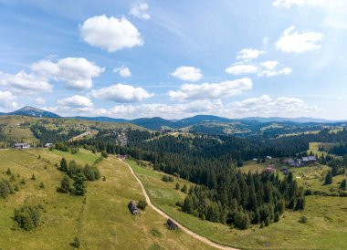 Bir yaz sabahı Ukrayna Karpatları dağları. Hava aracı görünümü.