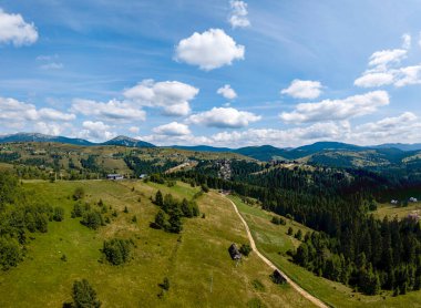 Bir yaz sabahı Ukrayna Karpatları dağları. Hava aracı görünümü.