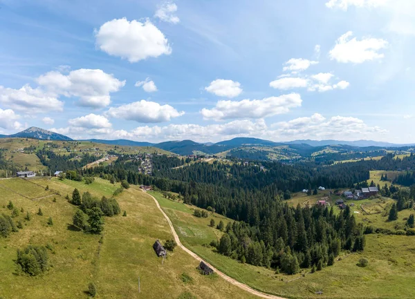 Bir yaz sabahı Ukrayna Karpatları dağları. Hava aracı görünümü.