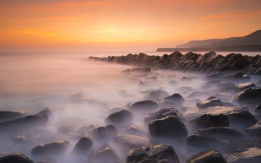 kimmeridge dorset içinde turuncu günbatımı