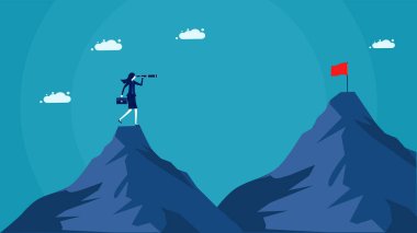 Yeni bir dağ arıyorum. Dürbün kullanan bir iş kadını dağın tepesindeki kırmızı bayrağa bakar. vektör