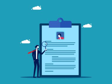 İş geçmişine bakıyorum. Büyüteçle işadamı başvuran belge vektörünü inceliyor