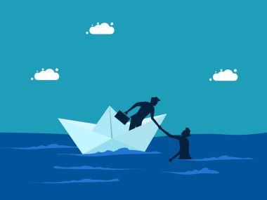 İflas yardımı konsepti. Kağıttan bir teknede iş adamı boğulan bir adamı kurtarıyor.