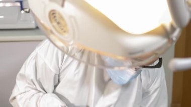 Kadın ayak hastalıkları uzmanı yaya olarak cilalama ve temizleme işlemi yapıyor. Seçici odak